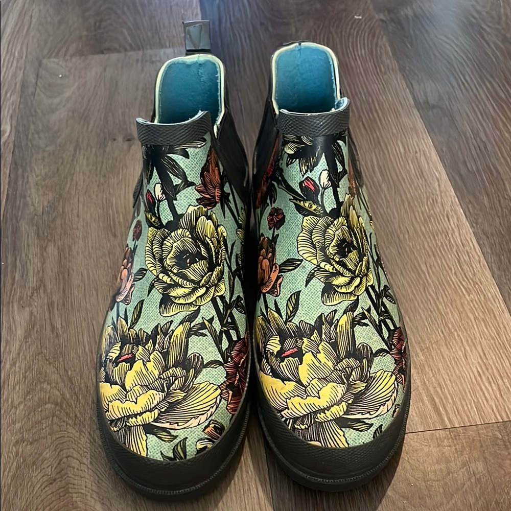 Floral Rubber Ankle Boots. Great for rain or gardening. SZ 9